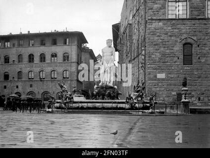 AJAXNETPHOTO. c.1908 -14. FIRENZE, ITALIA. - ALBUM DEL GRAND TOUR; SCANSIONI DI NEGATIVI ORIGINALI IN VETRO IMPERIALE - FONTANA DEL NETTUNO IN PIAZZA DELLA SIGNORIA. FOTOGRAFO: SCONOSCIUTO. FONTE: AJAX VINTAGE PICTURE LIBRARY COLLECTION.CREDIT: AJAX VINTAGE PICTURE LIBRARY. RIF; 1900 5 14 Foto Stock