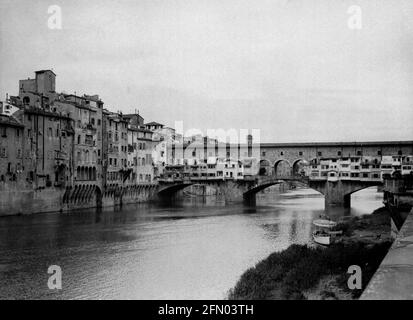 AJAXNETPHOTO. c.1908 -14. FIRENZE, ITALIA. - ALBUM GRAND TOUR; SCANSIONI DA NEGATIVI ORIGINALI IN VETRO IMPERIALE - VISTA DI PONTE VECCHIO CHE ATTRAVERSA L'ARNO. FOTOGRAFO: SCONOSCIUTO. FONTE: AJAX VINTAGE PICTURE LIBRARY COLLECTION.CREDIT: AJAX VINTAGE PICTURE LIBRARY. RIF; 1900 07 Foto Stock