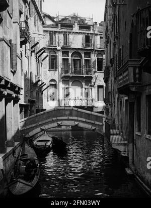 AJAXNETPHOTO. c.1908 -14. VENEZIA, ITALIA. - ALBUM DEL GRAND TOUR; SCANSIONI DA NEGATIVI ORIGINALI IN VETRO IMPERIALE - UNO STRETTO CANALE A VENEZIA. FOTOGRAFO: SCONOSCIUTO. FONTE: AJAX VINTAGE PICTURE LIBRARY COLLECTION.CREDIT: AJAX VINTAGE PICTURE LIBRARY. REF;1900 5 09 Foto Stock