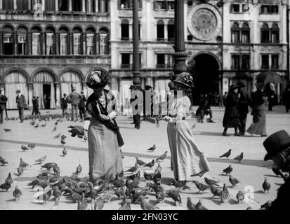 AJAXNETPHOTO. c.1908 -14. VENEZIA, ITALIA. - ALBUM GRAND TOUR; SCANSIONI DA NEGATIVI ORIGINALI IN VETRO IMPERIALE - FEEDING THE PIDGEONS IN PIAZZA ST.MARK. FOTOGRAFO: SCONOSCIUTO. FONTE: AJAX VINTAGE PICTURE LIBRARY COLLECTION.CREDIT: AJAX VINTAGE PICTURE LIBRARY. RIF; 1900 6 01 Foto Stock