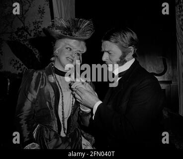 Keep it Up downstairs (1976) Neil Hallett, Diana Dors, Data: 1976 Foto Stock