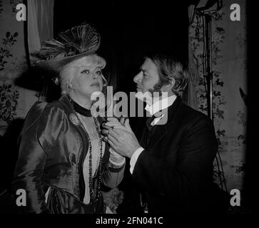 Keep it Up downstairs (1976) Neil Hallett, Diana Dors, Data: 1976 Foto Stock