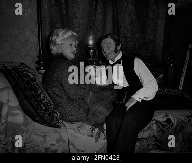 Keep it Up downstairs (1976) Diana Dors, Neil Hallett, Data: 1976 Foto Stock