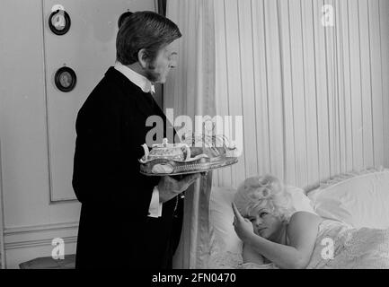 Keep it Up downstairs (1976) Neil Hallett, Diana Dors, Data: 1976 Foto Stock