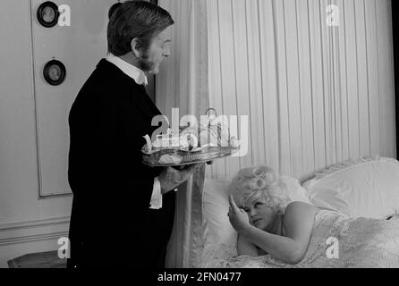 Keep it Up downstairs (1976) Neil Hallett, Diana Dors, Data: 1976 Foto Stock