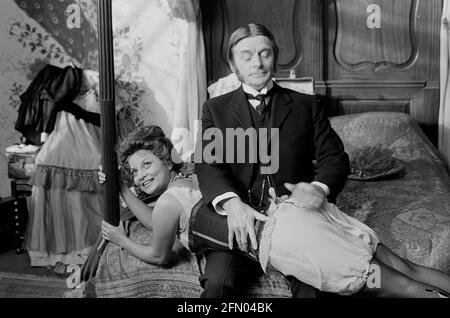 Keep it Up downstairs (1976) Neil Hallett, Francoise Pascal, Data: 1976 Foto Stock