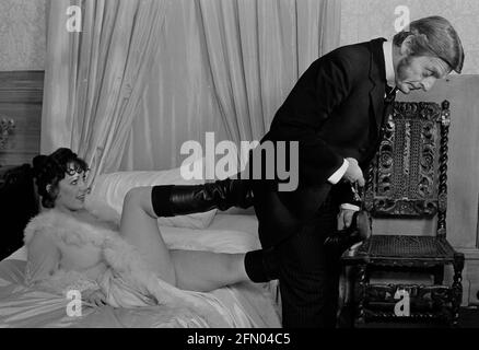 Keep IT Up downstairs (1976) Neil Hallett, Olivia Munday, Data: 1976 Foto Stock