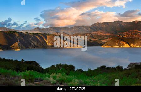 Tramonto al lago Cachuma, Santa Ynez Valley, Santa Barbara County, California Foto Stock