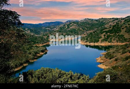 Tramonto sul lago Sonoma, California; immerso nelle splendide colline costiere, è circondato da vigneti famosi in tutto il mondo. Foto Stock