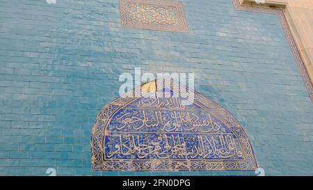 Lettere arabe sulla tomba verde (Yesil Turbe) con ceramica di iznik (cini) o muretto coperto di piastrelle. Un pezzo di ceramica è estratto dal suo nido A. Foto Stock