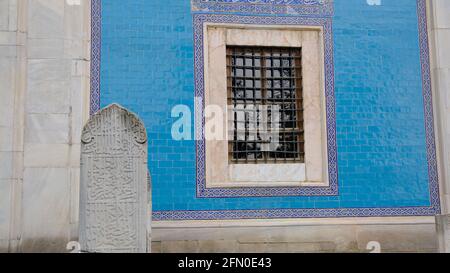 Lapide o lapide scritte da lettere arabe in lingua ottomana in tomba verde di Bursa (Yesil Turbe) con ceramica di iznik (cini) coperta parete della tomba. Foto Stock