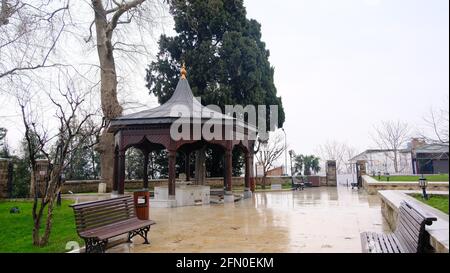 Servizi igienici e bagno e fontana pubblica nel giardino della moschea verde (yesil camii) per eseguire un'abluzione prima di pregare durante la giornata piovosa. Foto Stock