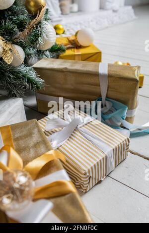 Scatole regalo decorate sotto l'albero di Natale Foto Stock