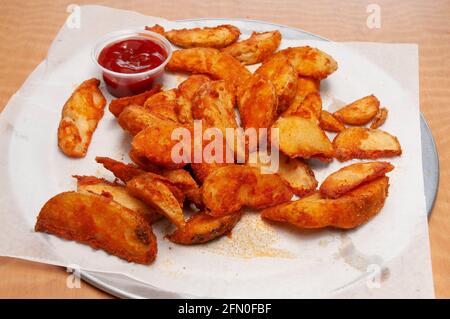 Deliziosa cucina americana conosciuta come zeppe di patate Foto Stock