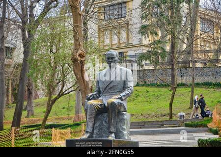 Ataturk fondatore della scultura della repubblica Turca nel parco gulhane di istanbul con una giovane coppia di sfondo a piedi nel verde erba parco pubblico coperto Foto Stock