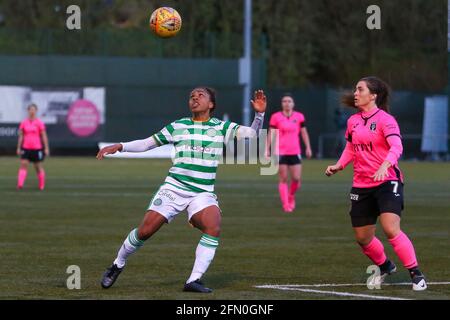 East Kilbride, Regno Unito. 12 maggio 2021. Mariah Lee di Celtic Women FC guarda la palla come scende durante la Scottish Building Society Scottish Women's Premier League 1 Fixture Celtic FC vs Glasgow City, K-Park Training Academy, East Kilbride, Glasgow, 12/05/2021 | Credit: Colin Poultney/Alamy Live News Foto Stock