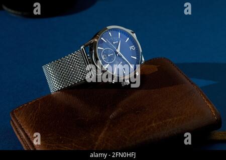 orologio di moda di lusso con quadrante blu e bracciale in metallo Foto Stock