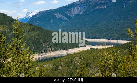 Ross Lake, WA, USA - 11 maggio 2021; fornitura idroelettrica Ross Lake nelle Cascades del Nord dello Stato di Washington ha esposto le banche del serbatoio nel mese di maggio Foto Stock