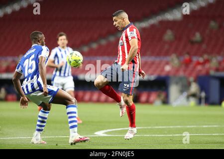 Madrid, Spagna. 12 maggio 2021. Luis Suarez (R) di Atletico vies per la palla durante la partita di calcio spagnola la Liga tra Atletico Madrid e Real Sociedad a Madrid, Spagna, il 12 maggio 2021. Credit: Edward F. Peters/Xinhua/Alamy Live News Foto Stock