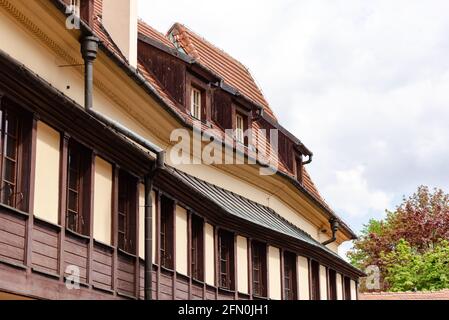 Vecchia casa polacca. Le lunghe file di finestre dell'antica casa e le piccole finestre sul tetto. Foto Stock