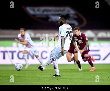 Torino, Italia. 12 maggio 2021. AC Milan Frank Kessi? Prende un calcio di punizione durante una partita di calcio della Serie A tra Torino e AC Milan a Torino, 12 maggio 2021. Credit: Daniele Mascolo/Xinhua/Alamy Live News Foto Stock