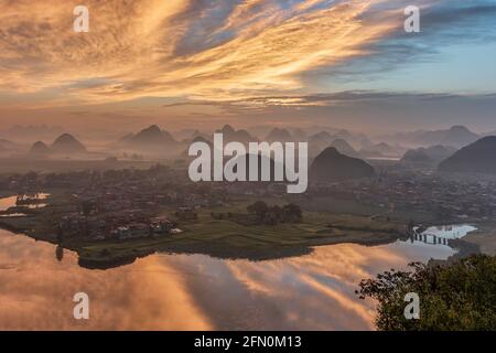 Alba su Puzhehei a Yunnan - Cina Foto Stock