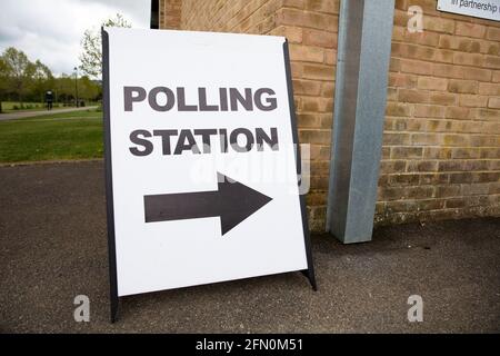 Cartello della stazione di scrutinio fuori dall'ingresso di una votazione politica Ubicazione nel Regno Unito Foto Stock