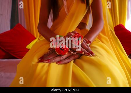 ritratto di indiana bella sposa con pasta di aldi curcuma sul viso. Foto Stock