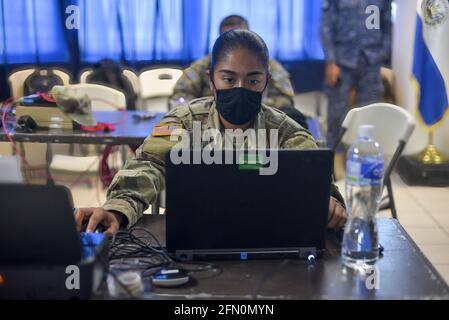 La Union, El Salvador. 12 maggio 2021. Un personale militare statunitense svolge attività di comunicazione. La forza di lavoro congiunta del comando meridionale degli Stati Uniti-Bravo ha eseguito operazioni congiunte a El Salvador, Guatemala e Honduras, dove ha fornito assistenza medica agli ospedali e alle comunità locali. Nella città di la Union sono stati dispiegati circa 60 militari statunitensi per aiutare un ospedale e piccole isole che non hanno cure mediche. (Foto di Camilo Freedman/SOPA Images/Sipa USA) Credit: Sipa USA/Alamy Live News Foto Stock