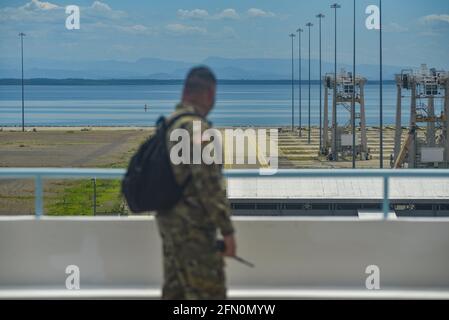 La Union, El Salvador. 12 maggio 2021. Un soldato statunitense guarda il mare da una base operativa. La forza di lavoro congiunta del comando meridionale degli Stati Uniti-Bravo ha eseguito operazioni congiunte a El Salvador, Guatemala e Honduras, dove ha fornito assistenza medica agli ospedali e alle comunità locali. Nella città di la Union sono stati dispiegati circa 60 militari statunitensi per aiutare un ospedale e piccole isole che non hanno cure mediche. (Foto di Camilo Freedman/SOPA Images/Sipa USA) Credit: Sipa USA/Alamy Live News Foto Stock