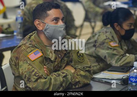 La Union, El Salvador. 12 maggio 2021. Il personale militare DEGLI STATI UNITI svolge compiti di comunicazione. La forza di lavoro congiunta del comando meridionale degli Stati Uniti-Bravo ha eseguito operazioni congiunte a El Salvador, Guatemala e Honduras, dove ha fornito assistenza medica agli ospedali e alle comunità locali. Nella città di la Union sono stati dispiegati circa 60 militari statunitensi per aiutare un ospedale e piccole isole che non hanno cure mediche. (Foto di Camilo Freedman/SOPA Images/Sipa USA) Credit: Sipa USA/Alamy Live News Foto Stock