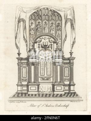 L'altare della Chiesa di Sant'Andrea Undershaft, Londra, 1807. Costruito nel 16 ° secolo con vetrate distrutte dal terrorismo nel 1992. Copperplate disegnato e inciso da James Peller Malcolm dai suoi aneddoti dei manieri e delle dogane di Londra durante il 18 ° secolo, Longman, Hurst, Londra, 1808. Malcolm (1767-1815) è stato un topografo e incisore americano-inglese, membro della Società degli Antiquari. Foto Stock