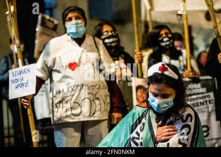 Buenos Aires, Argentina. 12 maggio 2021. Un'infermiera ha visto piangere durante la protesta. La squadra di salute ha tenuto una marcia torchlight in protesta dei miglioramenti di stipendio e che sono riconosciuti come professionisti della salute. (Foto di Alejo Manuel Avila/SOPA Images/Sipa USA) Credit: Sipa USA/Alamy Live News Foto Stock