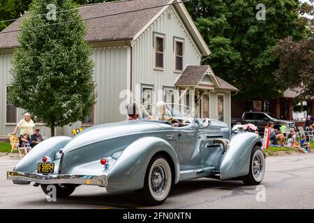 Un antico velivolo blu chiaro 1935 Auburn Speedster passa lentamente attraverso Auburn, Indiana, durante la sfilata 2019 Auburn Cord Duesenberg Festival. Foto Stock