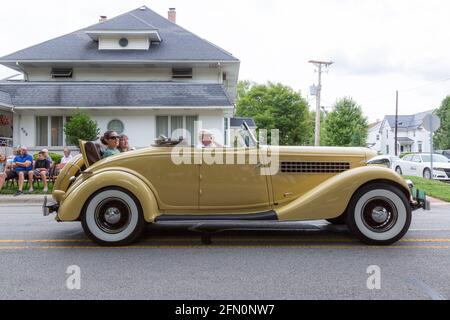 Un'antica automobile gialla 1935 Auburn classica passa attraverso Auburn, Indiana, durante la 2019 Auburn Cord Duesenberg Festival Parade. Foto Stock