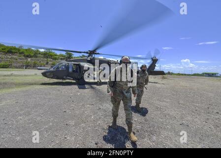 La Union, El Salvador. 12 maggio 2021. I membri dell'esercito DEGLI STATI UNITI si allontanano da un elicottero Black Hawk UH-60L. La forza di lavoro congiunta del comando meridionale degli Stati Uniti-Bravo ha eseguito operazioni congiunte a El Salvador, Guatemala e Honduras, dove ha fornito assistenza medica agli ospedali e alle comunità locali. Nella città di la Union sono stati dispiegati circa 60 militari statunitensi per aiutare un ospedale e piccole isole che non hanno cure mediche. Credit: SOPA Images Limited/Alamy Live News Foto Stock