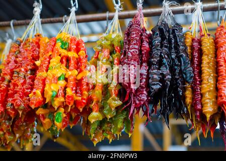 Noci in smalto multicolore a base di succo naturale. Churchkhela fresca fatta in casa. Dolci sani orientali. Foto Stock