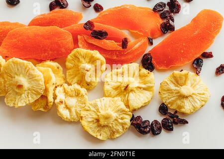 Mescolare frutta secca su sfondo chiaro. Ananas, mango e mirtillo. Cibo sano e snack. Foto Stock