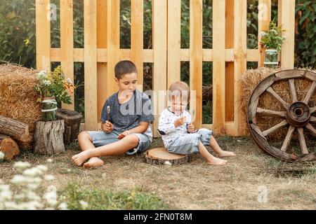 Ragazzi in lotta. Due piccoli bambini prescolare che si colpiscono l'un l'altro. Foto Stock