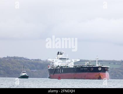 WhiteGate, Cork, Irlanda. 12 maggio 2021. La petroliera Elias Tsakos è assistita dai rimorchiatori Titan e Alex mentre si allontana lentamente dal molo e si allontana dall'arour sulla sua strada per Scapa Flow a WhiteGate, Co. Cork, Irlanda. - credito; David Creedon / Alamy Live News Foto Stock