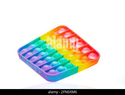 Colorato Push pop bolla sensoriale anti-stress giocattolo, isolato su sfondo bianco. Foto Stock