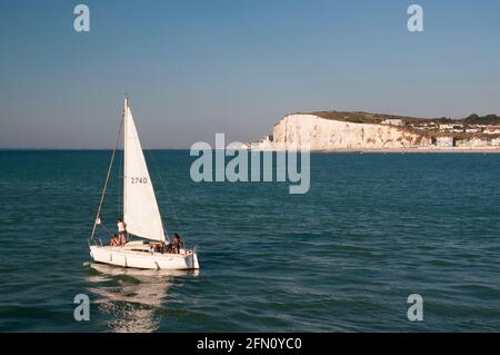 Yacht sulla Manica con scogliere e spiaggia di Mers-les-Bains località balneare, Somme (80), regione Hauts-de-France, Francia Foto Stock