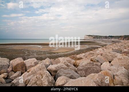 Scogliere e spiaggia a bassa marea, stazione balneare di Mers-les-Bains, Somme (80), regione Hauts-de-France, Francia Foto Stock