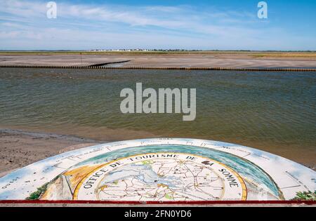 Tabella di orientamento, l'estuario del fiume Somme a bassa marea, Saint-Valery-sur-Somme, baia di Somme, Somme (80), Hauts-de-France; Francia Foto Stock