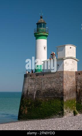 Le Treport faro con pescatori, Seine-Maritime (76), in Normandia, Francia Foto Stock