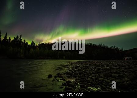 Aurore autunnali che ballano sul fiume a Fairbanks, Alaska! Foto Stock