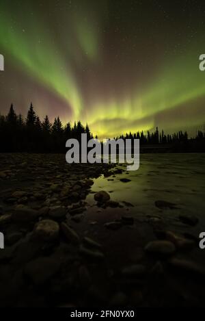 Aurore autunnali che ballano sul fiume a Fairbanks, Alaska! Foto Stock