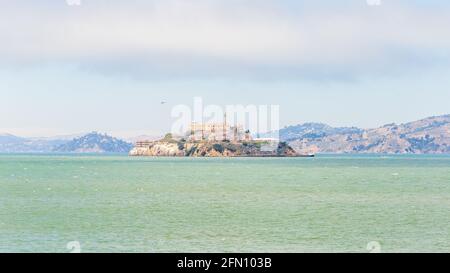 Isola di Alcatraz nella baia di San Francisco, California, con le rovine di un ex carcere visto dal molo 39 Foto Stock
