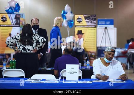 Orlando, Stati Uniti. 12 maggio 2021. Le persone in cerca di lavoro frequentano la 25° fiera annuale del Consiglio dell'occupazione della Florida centrale presso la zona fieristica della Florida centrale. Più di 80 aziende stavano reclutando per più di mille posti di lavoro. Gli organizzatori si aspettavano un paio di migliaia di persone in cerca di lavoro, ma solo circa 500 hanno partecipato. (Foto di Paul Hennessy/SOPA Images/Sipa USA) Credit: Sipa USA/Alamy Live News Foto Stock