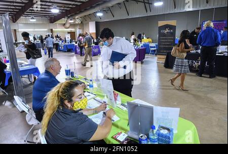 Orlando, Stati Uniti. 12 maggio 2021. Le persone in cerca di lavoro frequentano la 25° fiera annuale del Consiglio dell'occupazione della Florida centrale presso la zona fieristica della Florida centrale. Più di 80 aziende stavano reclutando per più di mille posti di lavoro. Gli organizzatori si aspettavano un paio di migliaia di persone in cerca di lavoro, ma solo circa 500 hanno partecipato. (Foto di Paul Hennessy/SOPA Images/Sipa USA) Credit: Sipa USA/Alamy Live News Foto Stock